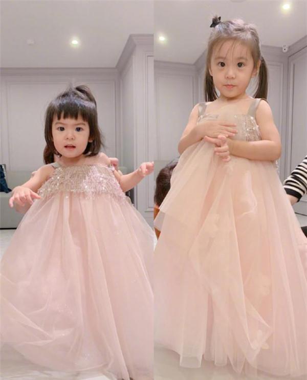 賈靜雯布布最新照片,賈靜雯布布最新照片，時(shí)光中的優(yōu)雅女神