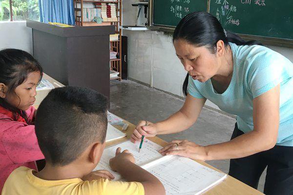 張老師，教育領(lǐng)域的璀璨新星閃耀教育界的光輝典范