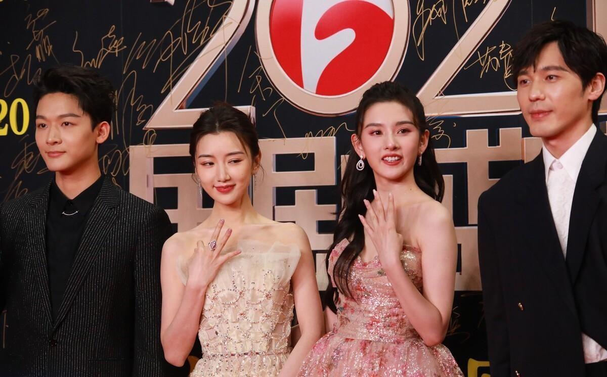 從陰影走向星光，自信力量引領(lǐng)下的黑皮膚女明星成長(cháng)之路