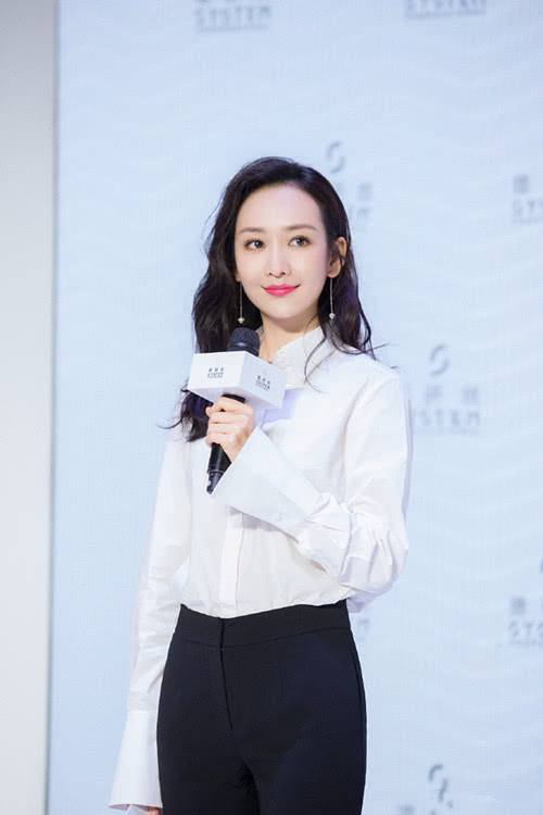 王鷗明星大偵探造型，自然美景中的心靈探索之旅