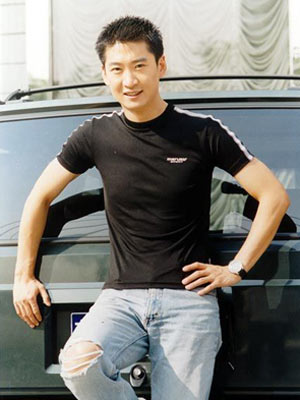 周杰最新動(dòng)態(tài)，城市溫馨日常與友情之旅的足跡