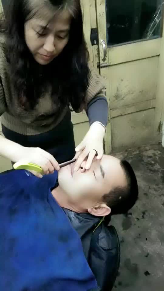 女人刮臉最新視頻，時(shí)尚美容新趨勢揭秘