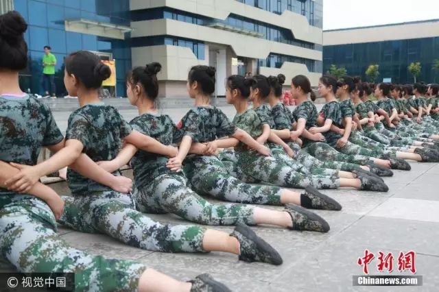 獨家揭秘，探索小巷深處的軍訓新風(fēng)尚——2025軍訓最新視頻亮相！