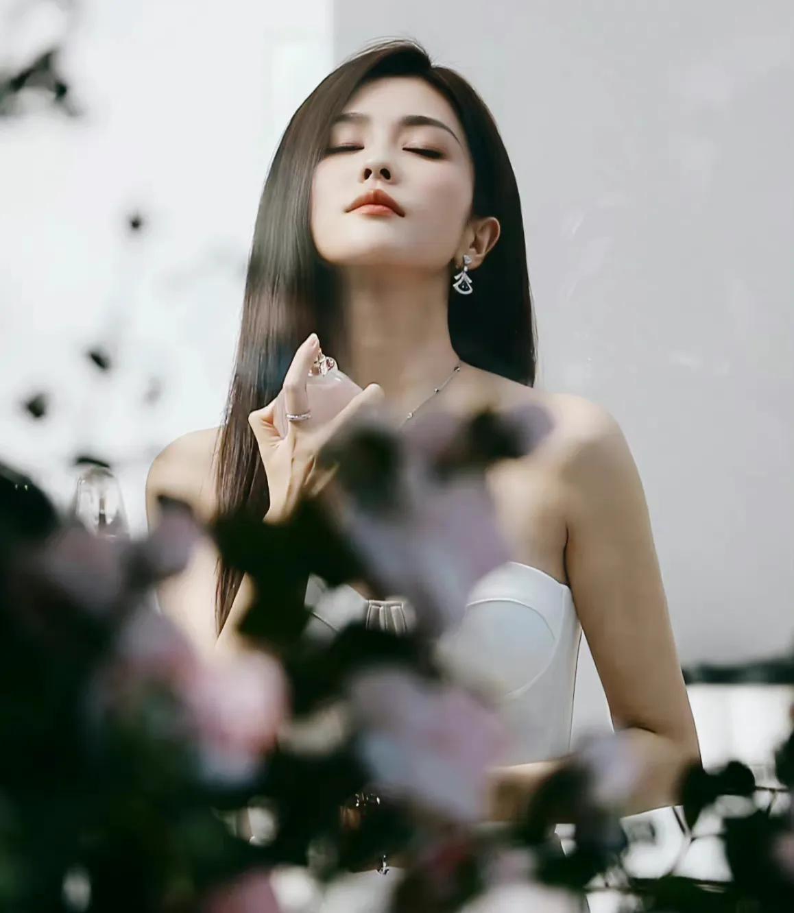 劉雯最新壁紙，時(shí)尚魅力的完美展現