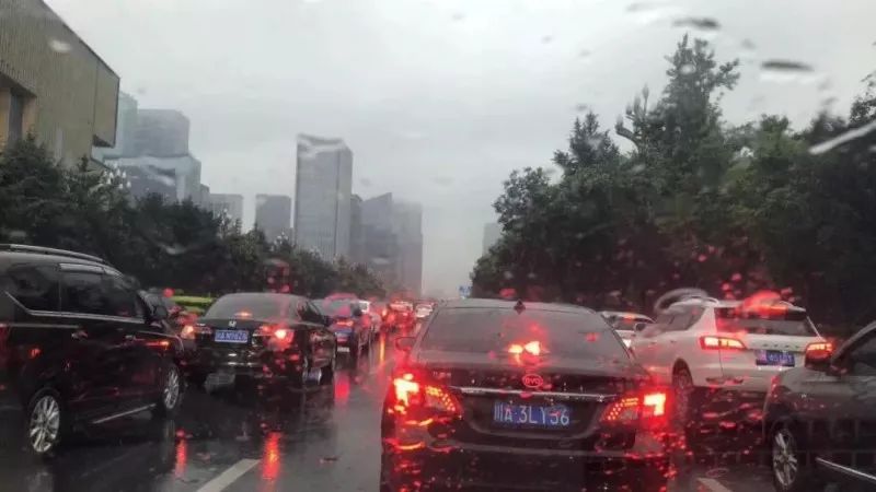 成都暴雨下的驚喜探索，小巷特色小店